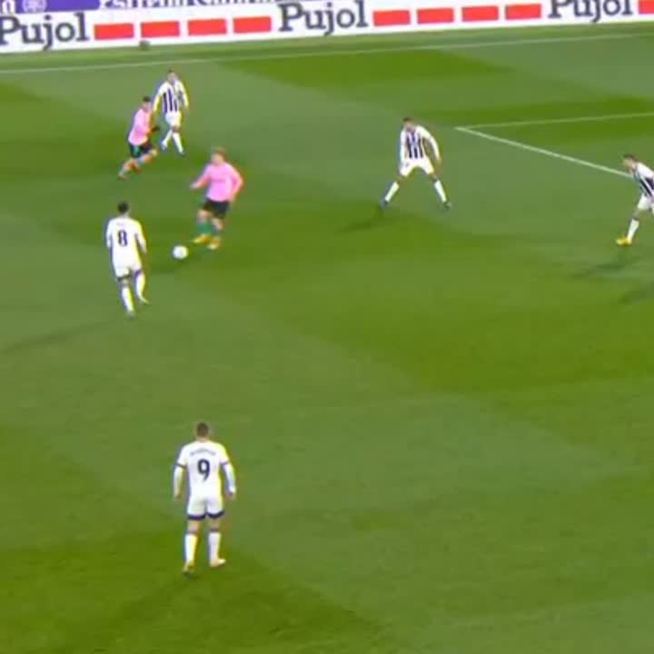 Pedri y Messi haciendo de las suyas en Estadio Municipal José Zorrilla. 😍 #LaLigaHighlights