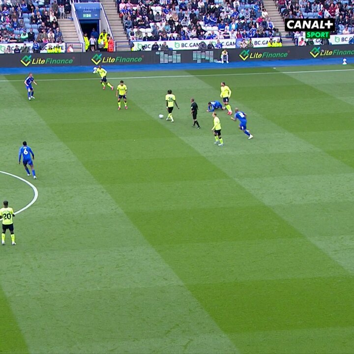 Jamie Vardy zapískal faul... na rozhodčího.🙈 Hlavní sudí kvůli zranění odstupuje ze zápasu.✊ #LEISOU - 1:0
