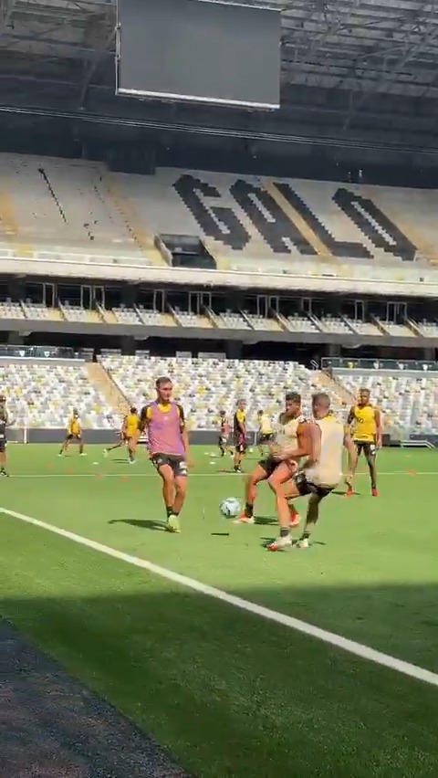 No treino que marcou a penúltima atividade antes da viagem pro Sul, a bola voltou a rolar na Arena MRV! 🖤🤍