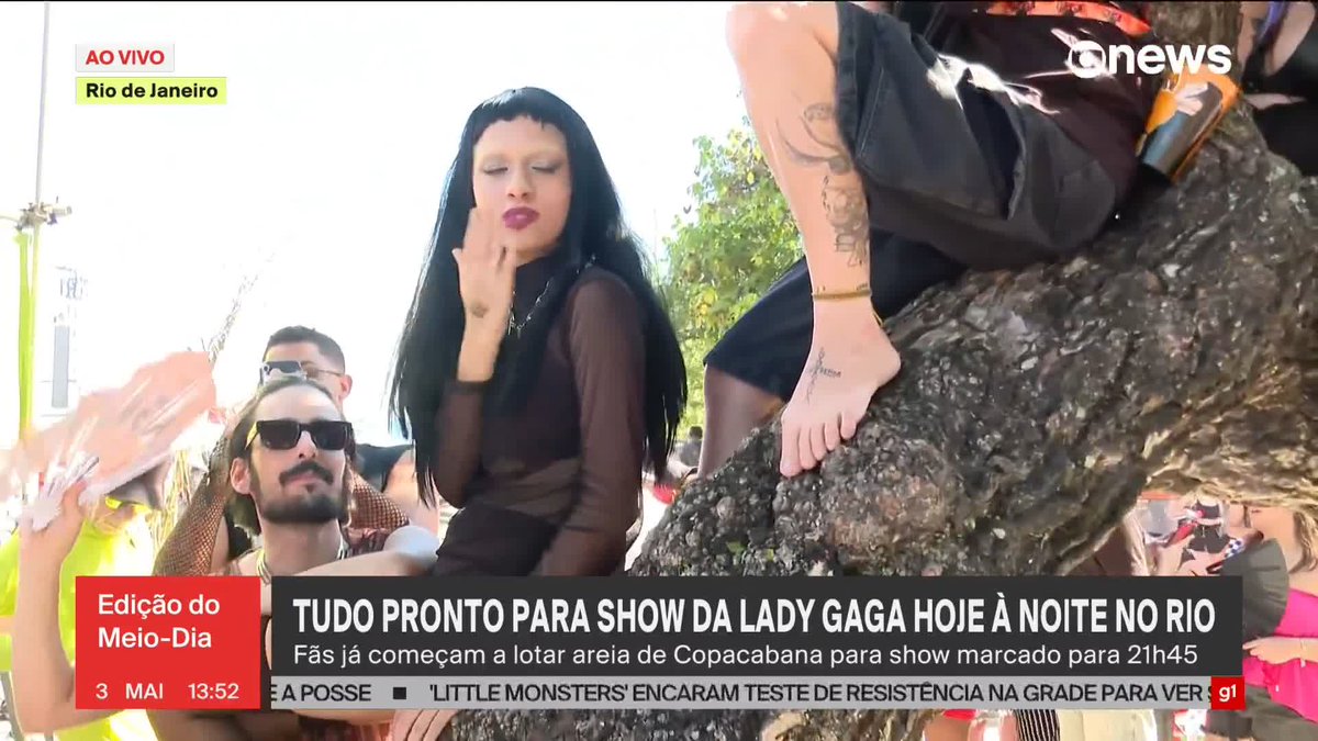 🚨VEJA: Fãs da Lady Gaga chegaram mais de 7 horas antes do show da cantora e subiram em uma árvore para esperarem começar o espetáculo em Copacabana.