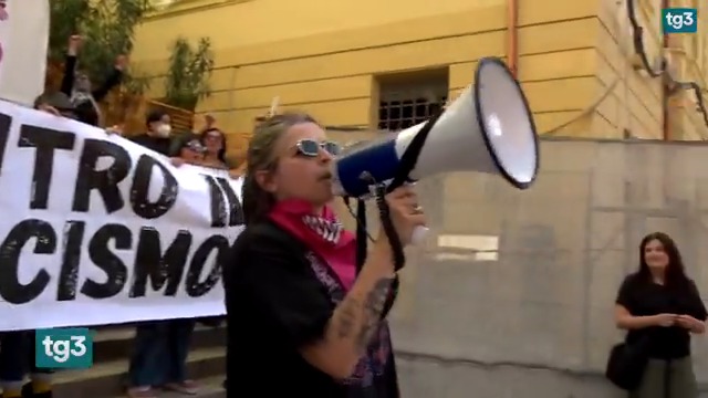 Centinaia di persone sono scese in strada ad Ascoli Piceno in solidarietà alla fornaia indentificata dalla Digos per avere esposto uno striscione antifascista il 25 aprile