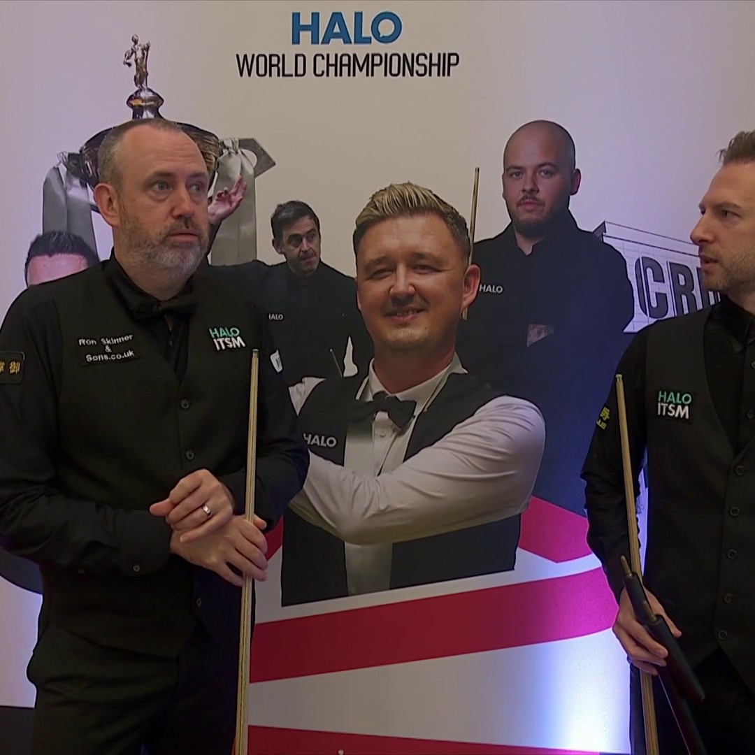 Just a friendly chat seconds before resuming a semi-final at the Crucible 😬 #HaloWorldChampionship