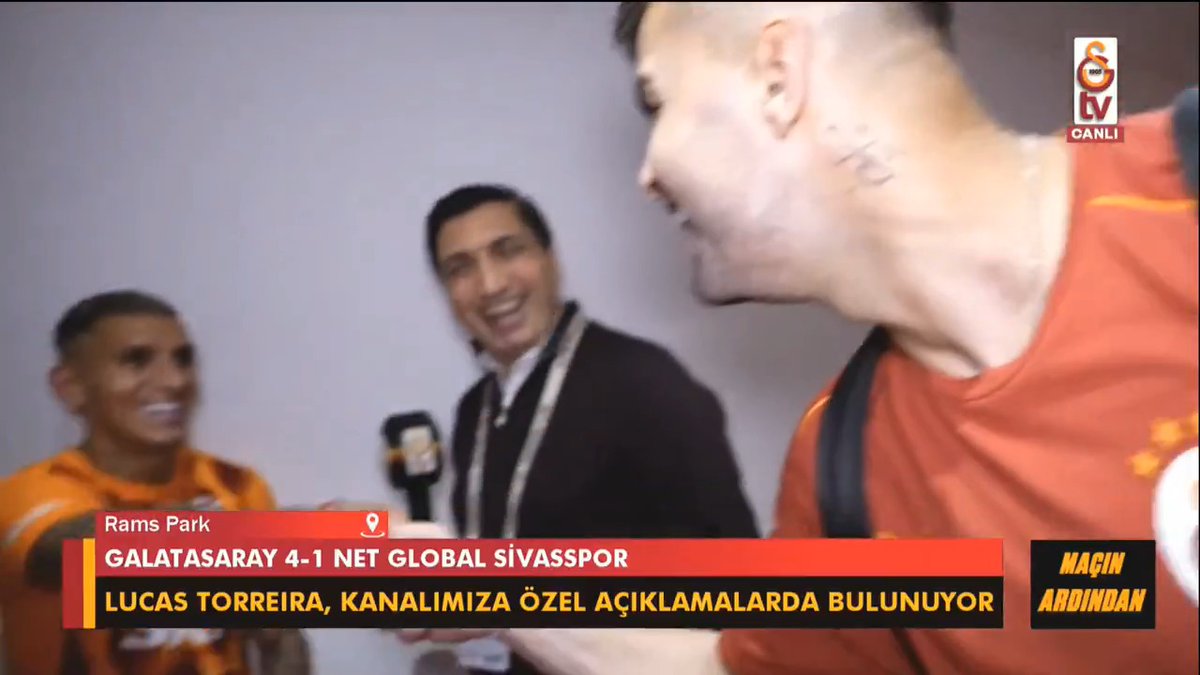 🤣 Lucas Torreira, röportaj verirken Abdülkerim Bardakcı ve Yunus Akgün: "Golcü. Merhaba Mauro Torreira!"
