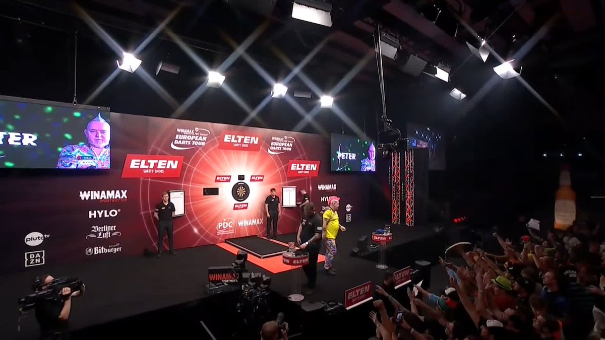SUCCESS FOR SNAKEBITE! What a performance from Peter Wright, who averages just over 105 in a brilliant display against debutant Leon Weber - defeating the German 6-4! 📺 #ET6 | R2