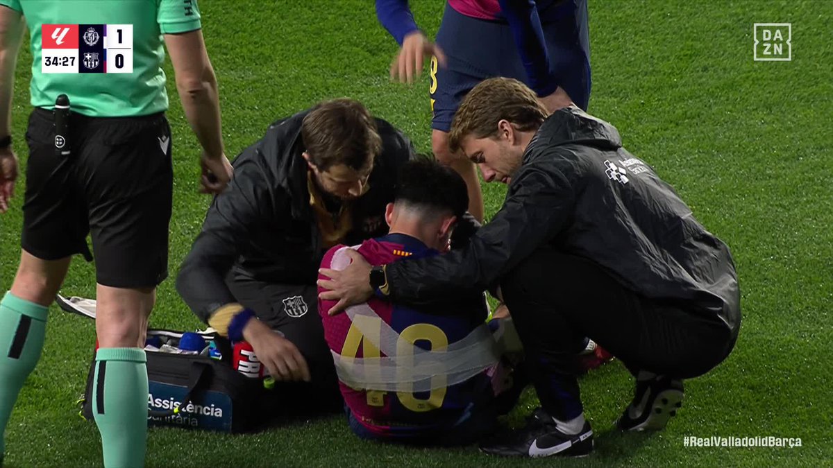 Qué mala suerte 😔 Dani Rodríguez, que debutaba con el FC Barcelona, se marcha lesionado del hombro #LALIGAenDAZN ⚽