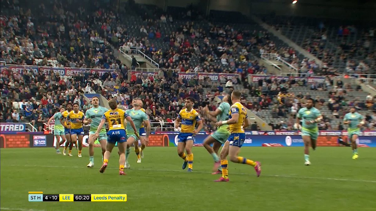 "There's no way that's a yellow card" ❌ Lewis Murphy is controversially sent to the sin bin for accidentally colliding with Alfie Edgell.