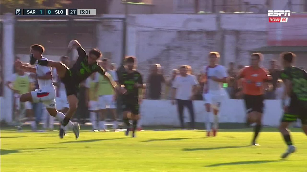 Patada en la cara de Paradela a Cecchini. Amarilla saca el árbitro.