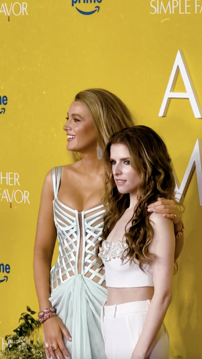 Another simply unforgettable moment at the New York premiere of Another Simple Favor. 🍸