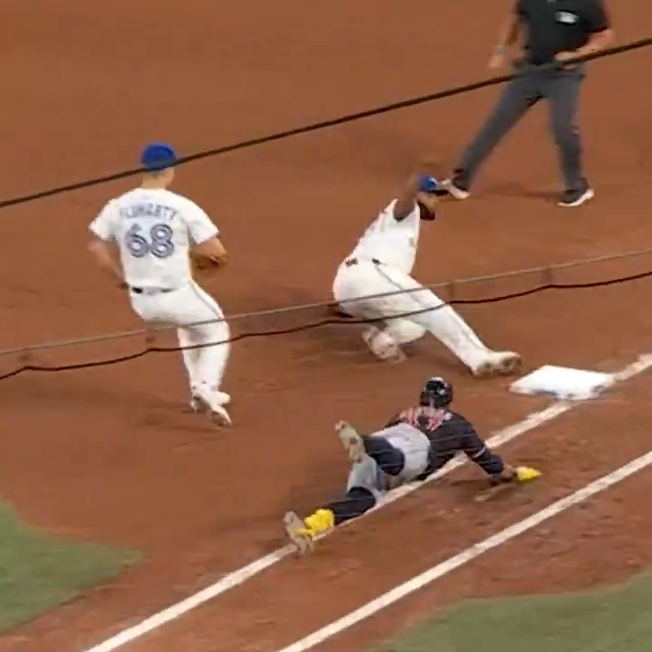 Vladimir Guerrero Jr. wins the foot race!
