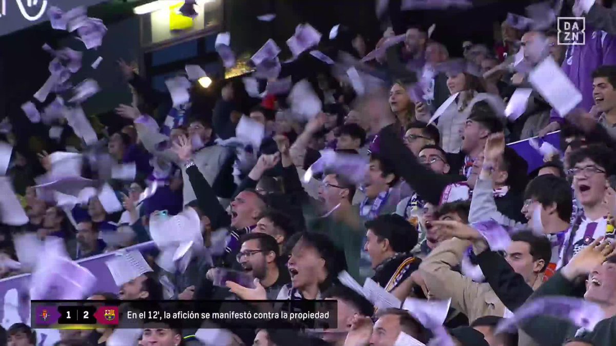 La protesta de la afición del Valladolid lanzando billetes con la cara de Ronaldo 💶