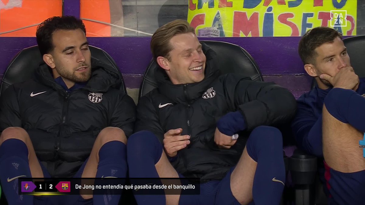 "Estos billetes me los guardo" 😅 La reacción de Frenkie de Jong al ver los billetes que lanzó la afición del Real Valladolid contra la propiedad #LALIGAenDAZN ⚽