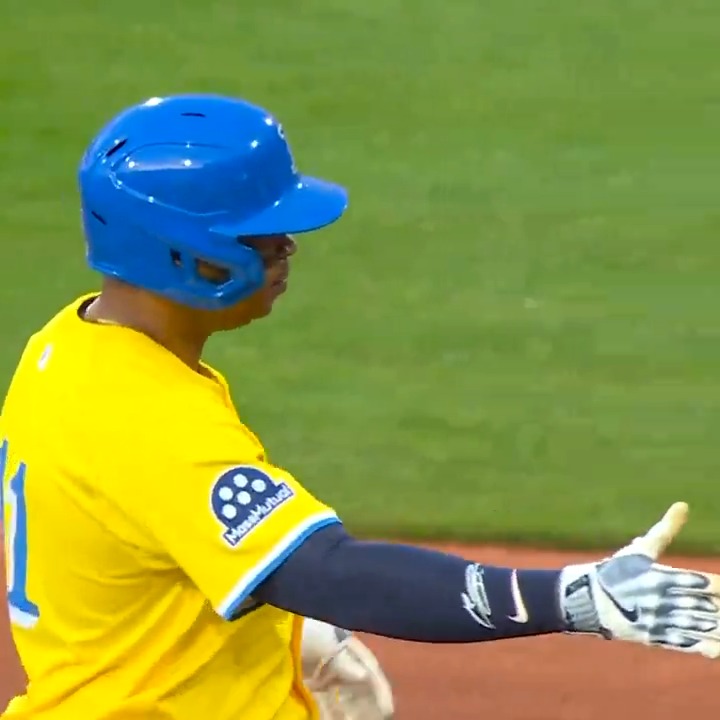 Raffy makes it a 1-run game.