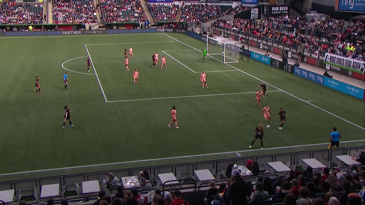 The curl on that left foot 🙌 Reyna Reyes with a special goal for Portland!