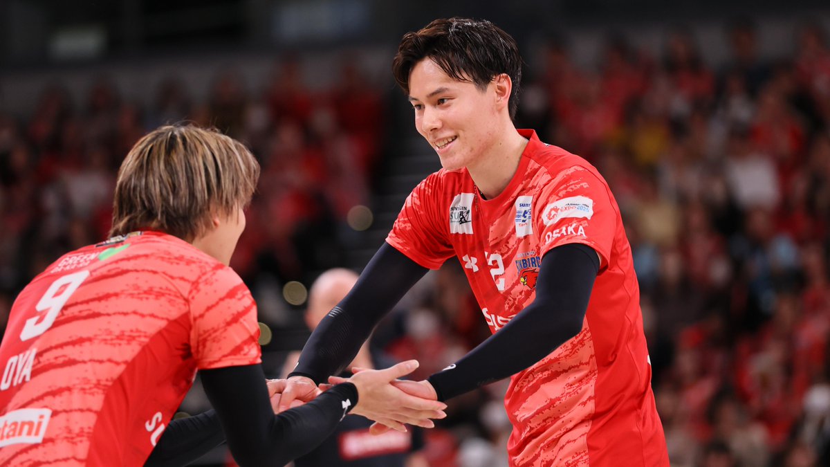 🔥 SUNTORY SUNBIRDS STRIKE FIRST IN THE FINALS! 🤩 In a thrilling comeback, they reversed the score against JTEKT Stings, clinching a wild fifth set 26–24! 🧨 🗓️ Game 2 – May 5 at 7:10am GMT 📺 Catch the Finals on VBTV: 🏐 #SVLeague #Volleyball