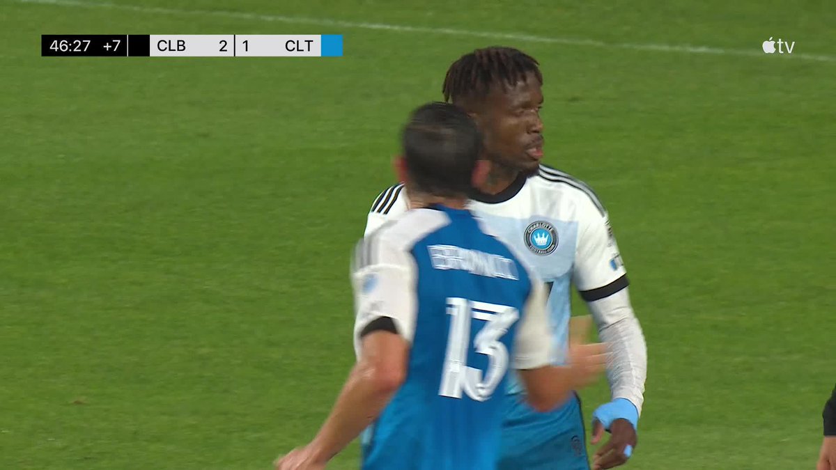 Wilfred Zaha penaltıdan golünü atıyor.