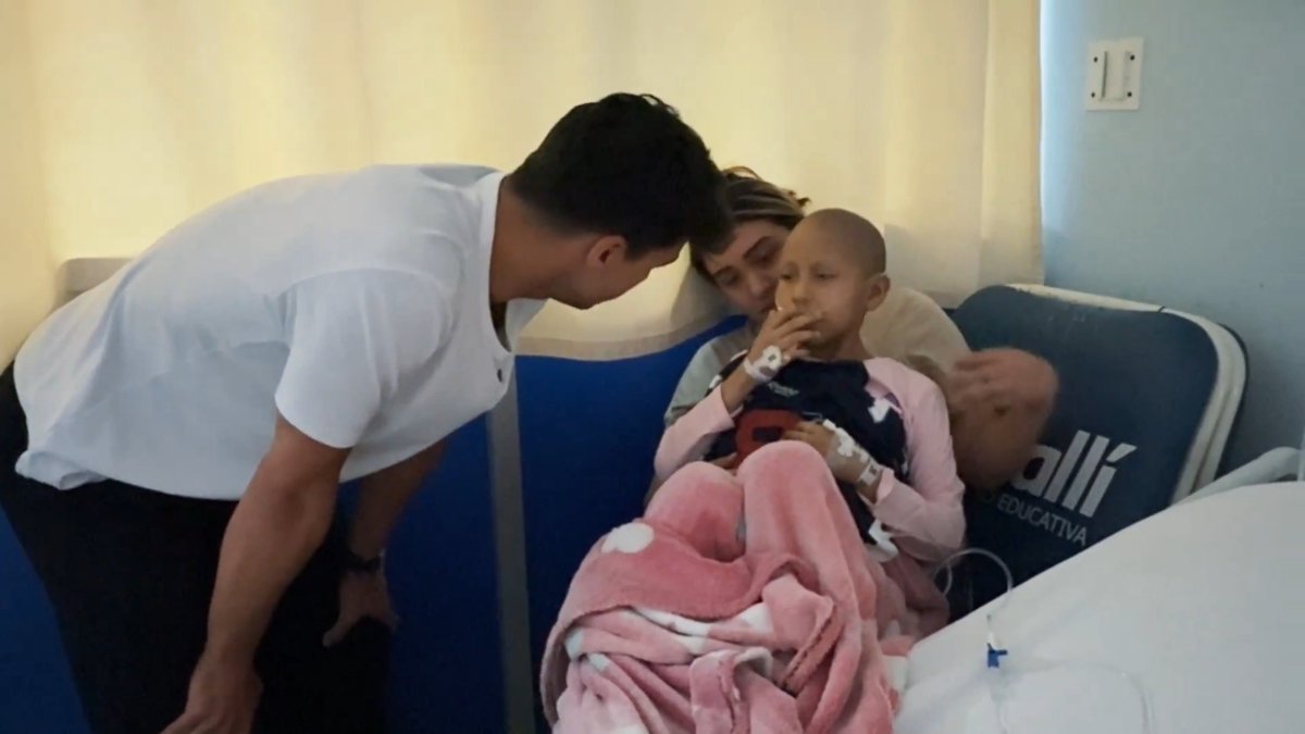 💙 @Olitorres10 visitó a Romina para llenarla de fuerza y esperanza. ¡Son Amigos para Siempre #EnLaVidayEnLaCancha! 🫰🏻