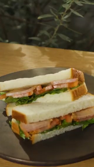 📝レシピ動画 ローストポークのサンドイッチ🍴 ￣￣￣￣￣￣￣￣￣￣￣￣￣￣￣ 🔹アニメ再現 🔸moco's Recipe 第3話でまこ達が作った料理『ローストポークのサンドイッチ』✨ ぜひ作ってみてください🎶 #日々は過ぎれど飯うまし #ひびめし
