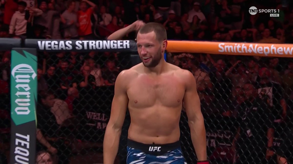 UNDEFEATED NO MORE! 😱 Reinier de Ridder breaks down Bo Nickal with brutal knees and beautiful body work! 💥 #UFCDesMoines | LIVE on TNT Sports 1 and discovery+