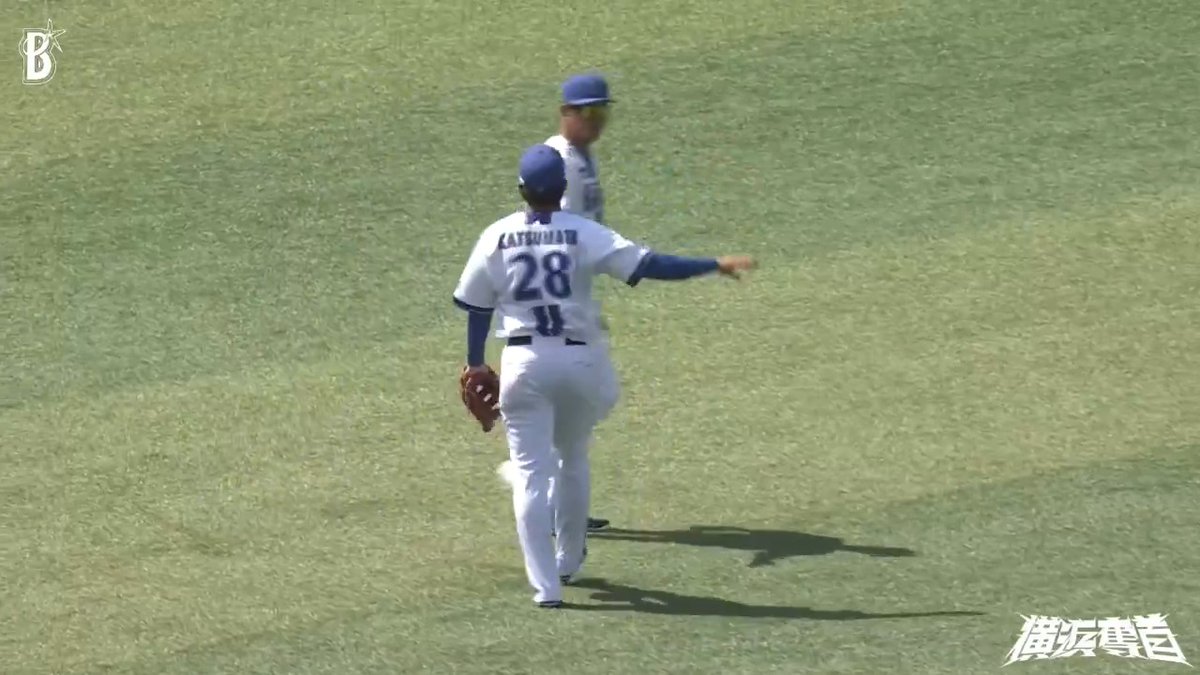 プロ初スタメンとなった #勝又温史 選手が判断が難しい打球になるも #石上泰輝 選手も上手くかわしてスライディングキャッチ💨 最初のアウトをゲット👍 1回表 DB 0 - 0 G #横浜奪首 #baystars