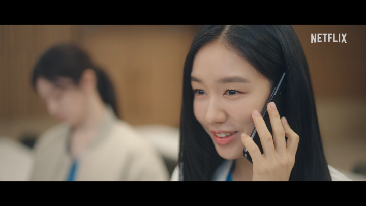 電話のやりとりが幸せ全開のミナ先生（アン・ウンジン）。 「新婚なの」って。じゃあ、お相手はきっと…。 #いつかは賢いレジデント生活 #ResidentPlaybook