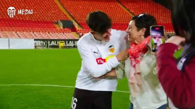 ¡Feliz #DíaDeLaMadre a todas las que lucháis para que se cumplan los sueños de vuestr@s hij@s! 🧡 📺 Hoy recordamos esta sorpresa tan 🫶 a la madre de Diego #ADNVCF 🦇