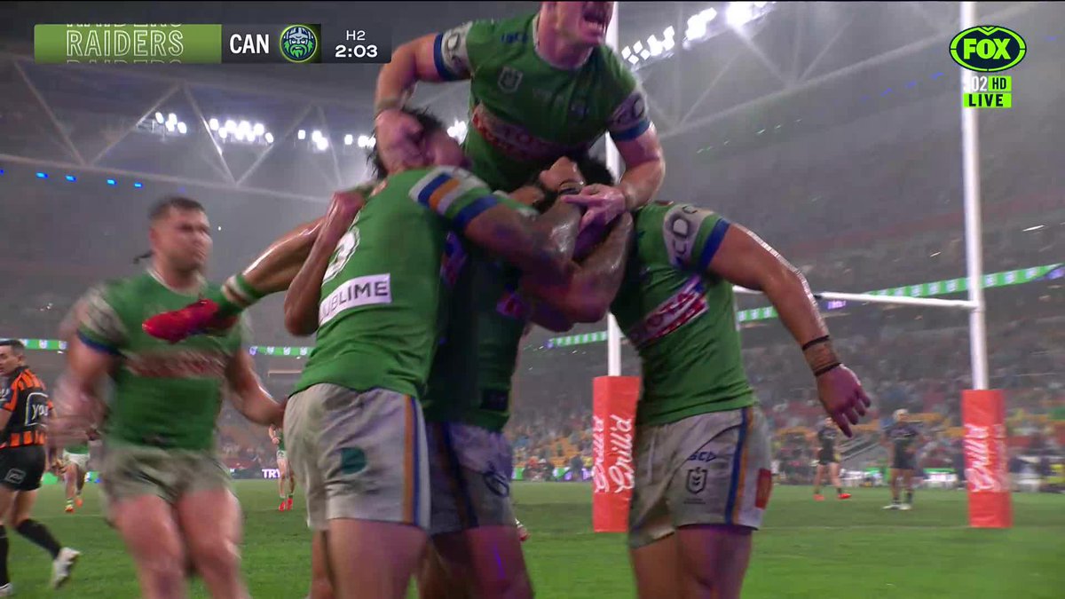 OH MY GOODNESS!!! 🤯 Kaeo Weekes with a phenomenal try, and the Raiders are still in the fight! 👊 📺 Watch #NRLStormRaiders LIVE on ch.502 or stream on Kayo: ✍️ BLOG 🔢 MATCH CENTRE