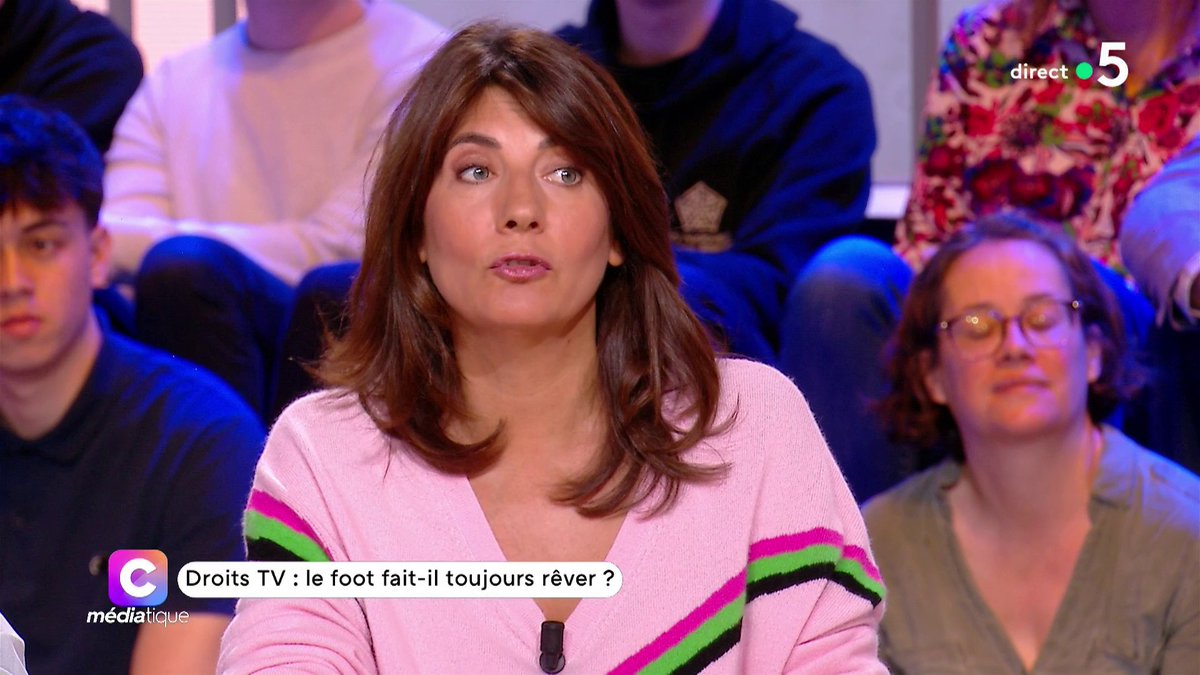 "Tu ne faisais pas rêver avec DAZN. Que la ligue crée sa chaîne c'est peut-être la meilleure solution. Canal c'est les meilleurs." Le foot fait-il encore rêver ? Estelle Denis s’exprime dans #Cmédiatique. ⚽ #CMediatique tous les dimanches en direct à 12h sur #France5