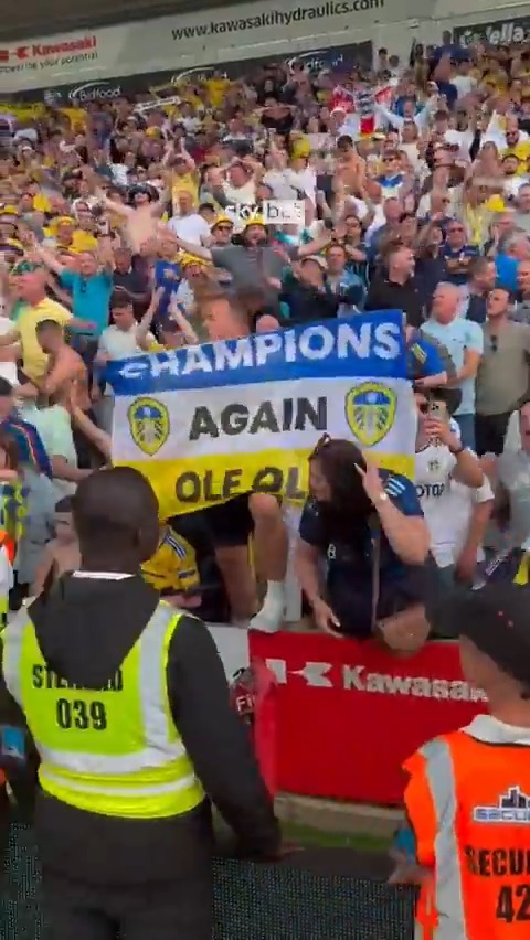 That Sky Bet Championship Title-Winning Moment 🏆 Enjoy Leeds United fans 💛🤍💙 #lufc