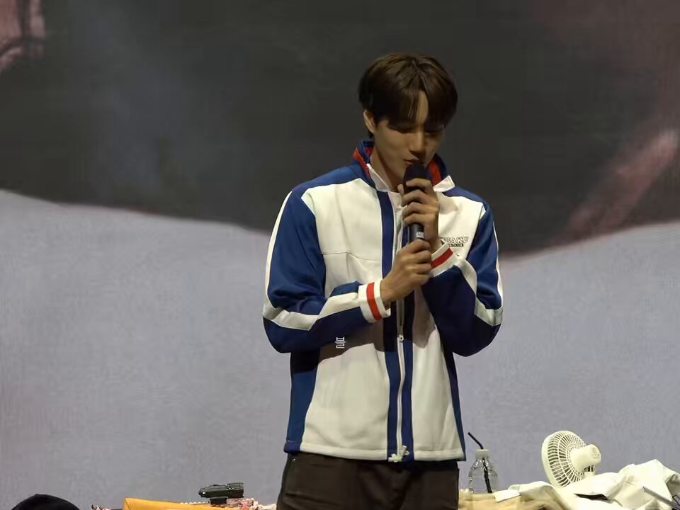 250504 카이 사운드웨이브 팬싸 진짜 두달만에 바로 컴백한거.. 그냥 우리 빨리 보고싶었나? 생각은해봤어도 5월 이 맘쯤에 갔어서 그 기억들을 희석시켜주고 싶었대.. 이 맘때 생각하면 웨잇온미 활동생각하면서 좋은 추억을 먼저 떠올리게 해주고 싶었대...🥺🥺