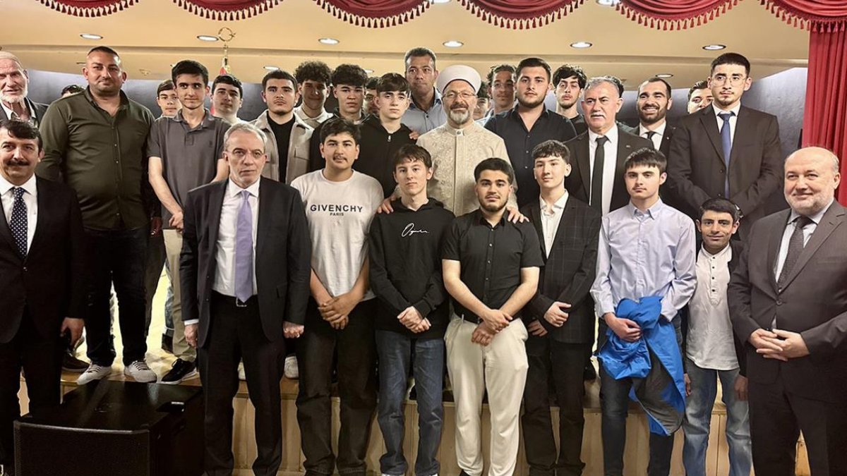“Sevgili Gençler; Hep birlikte iyilik yolunda olalım, iyilik yolunda yardımlaşalım, herkes iyi olsun. Çünkü dünyayı iyilik değiştirecektir.” Avusturya’nın başkenti Viyana’da Avusturya Türk İslam Birliği (ATİB) tarafından düzenlenen programda gençlerimizle bir araya geldik. Tüm genç kardeşlerimize ilim ve hayat yolculuklarında başarılar diliyorum.