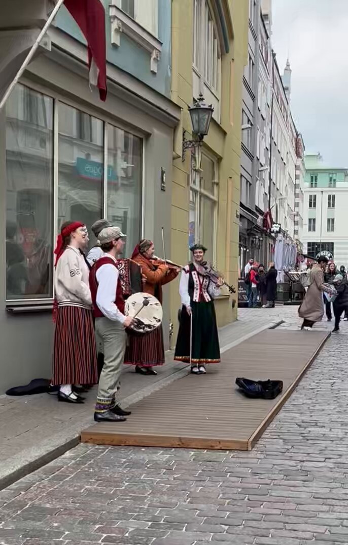 Re! Te, re ir normāla ballīte! Žēl, ka saka līt! Šādu ballīti vajadzētu Doma laukumā katru sestdienas vakaru visu vasaru. Apkārt ēdinātājus un limonādes stendus.