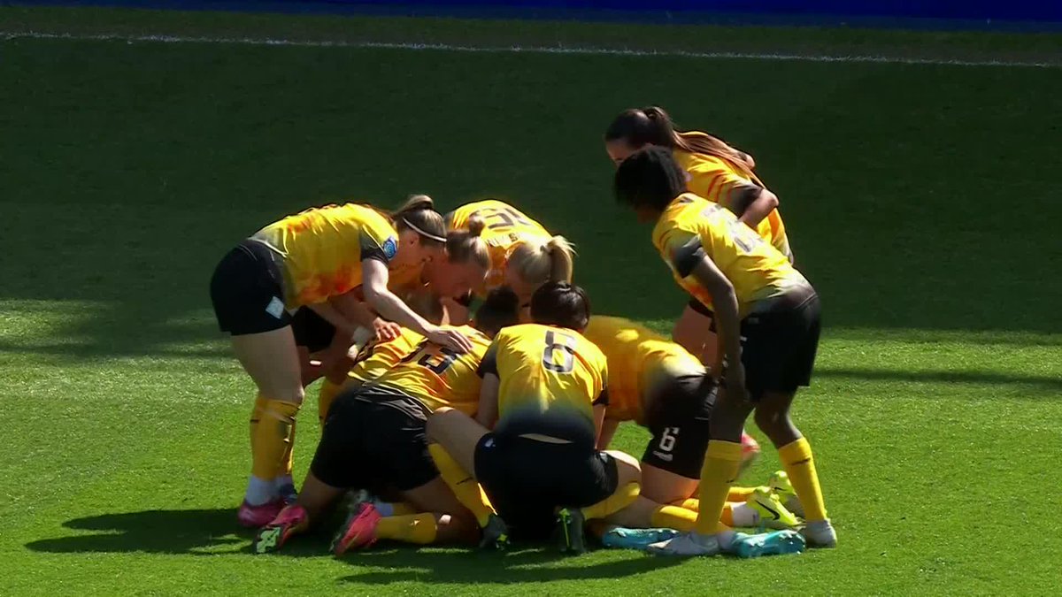 What a goal 😮‍💨Isobel Goodwin has just scored a goal of the season contender in the final game of the #BarclaysWC season 🎯 London City Lionesses Isobel Goodwin
