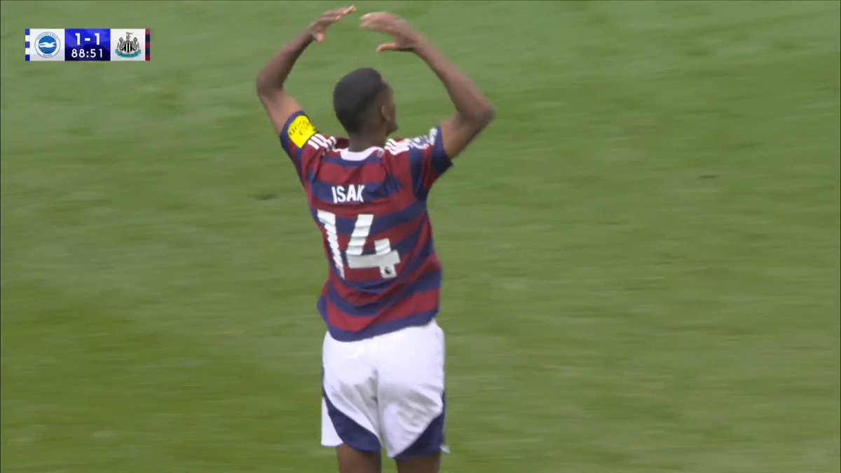 Newcastle get their penalty! Alexander Isak slots the ball home! 🎯