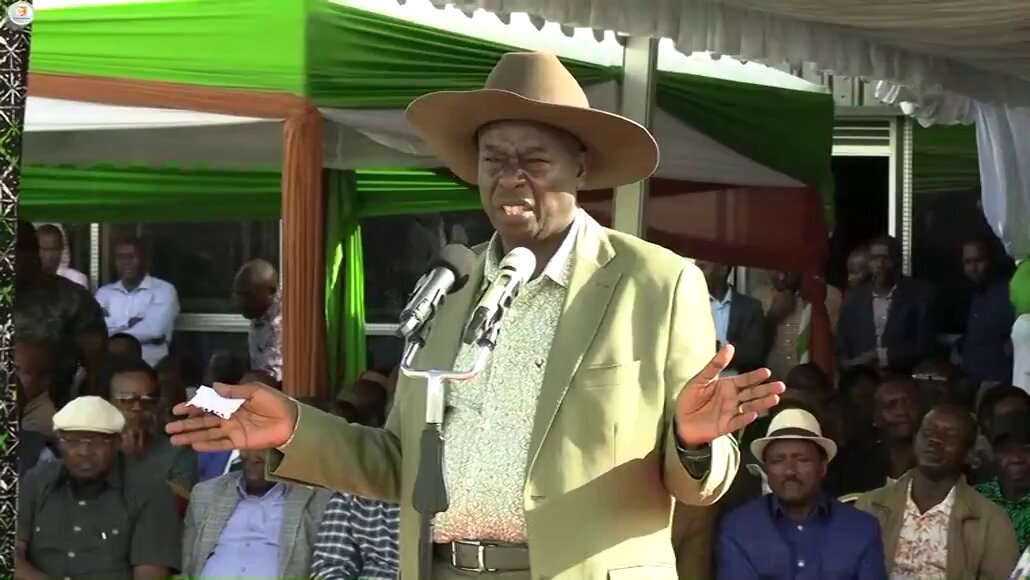 Rigathi Gachagua: Huyu William Ruto alipotufukuza kwa serikali na hao viongozi, Justin Muturi na Mithika Linturi, alikuwa ameanza kupanga jamii zingine vile zitatenga watu wa mlima tukuwe isolated. Alikuwa anataka kupanga 40:1 vile alitupangia 2007. Alikuwa anafikiri akinifukuza na hawa viongozi, atakuwa na nafasi kwa sababu amebaki na vibaraka pale, wale yes sir. Hiyo mpango ya kasongo ya kutenga watu wa mlima imesambaratika