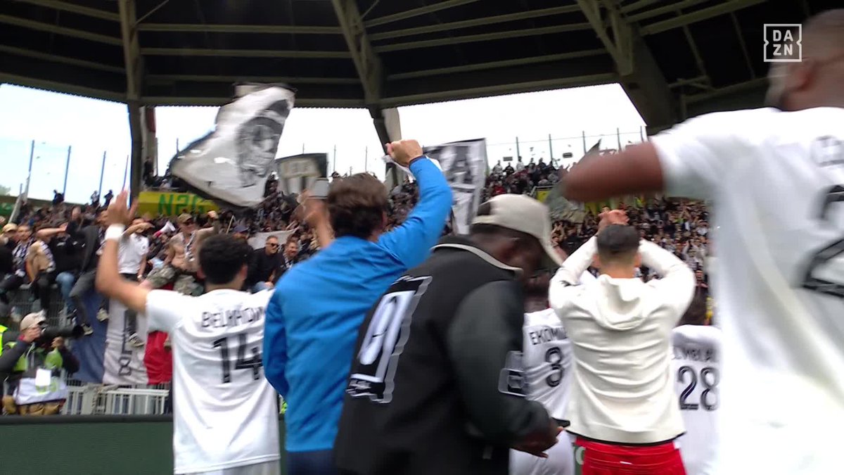 "𝐎𝐍 𝐄𝐒𝐓 𝐂𝐇𝐄𝐙 𝐍𝐎𝐔𝐒 !" 🎶🖤🤍 Les supporters d’Angers heureux après le derby remporté à Nantes. 🎥 DAZN France