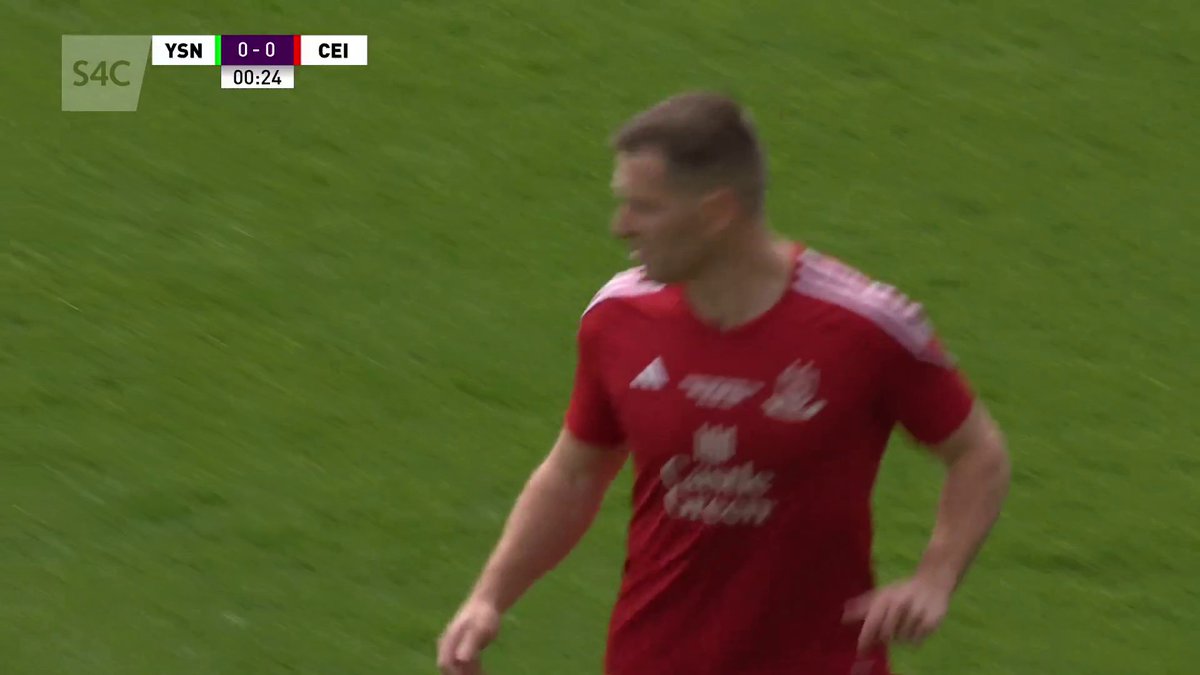 "Mae o'n embaras, o bosib ddylai'r Gymdeithas 'di medru camu mewn" Cei Connah yn eilyddio Chris Marriott ymlaen o fewn yr eiliadau agoriadol yn dilyn camgymeriad gyda enwi'r tîm. Chris Marriott is subbed on in the opening seconds following a Nomads mistake when naming the team.