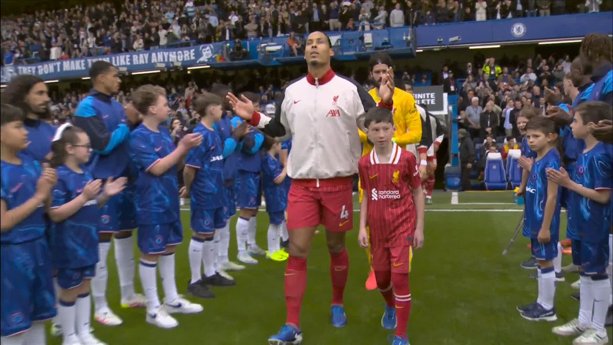 Chelsea give Premier League champions Liverpool a guard of honour 🏆