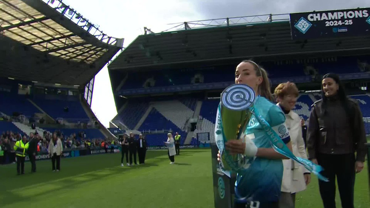 The moment we have all been waiting for... London City Lionesses lift the #BarclaysWC trophy 🏆