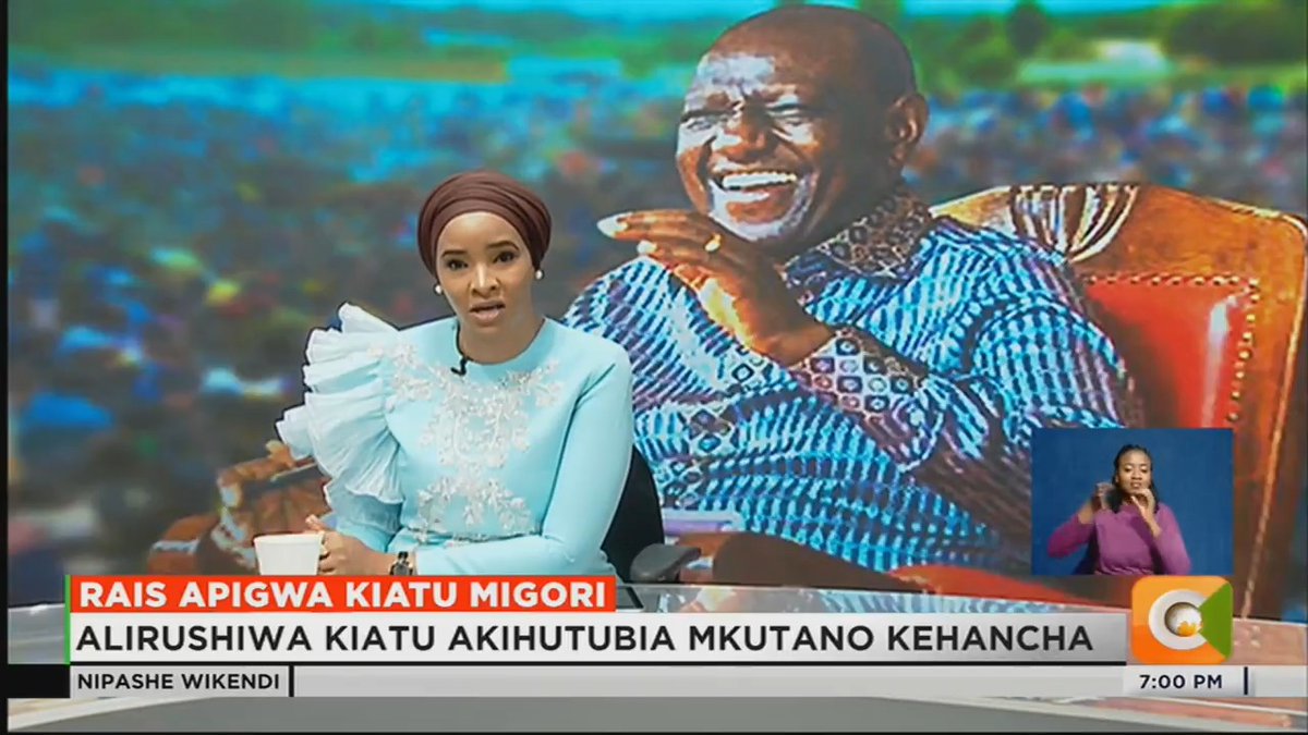 Rais Apigwa Kiatu Migori: Alirushiwa kiatu akihutubia mkutano Kehancha Mtu aliyekuwa kwenye mkutano alirusha kiatu Rais Ruto amekuwa kwenye ziara Kaunti ya Migori #CitizenNipasheWikendi Lulu Hassan