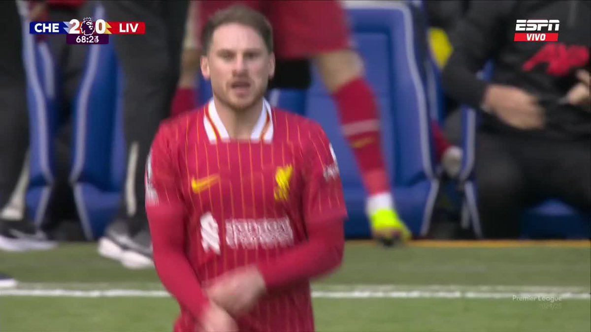 MACCA A LA CANCHA: Alexis Mac Allister ingresó en Liverpool. Y claro, saludo con Palmer. 📺 Toda la #Premier, por #DisneyPlus