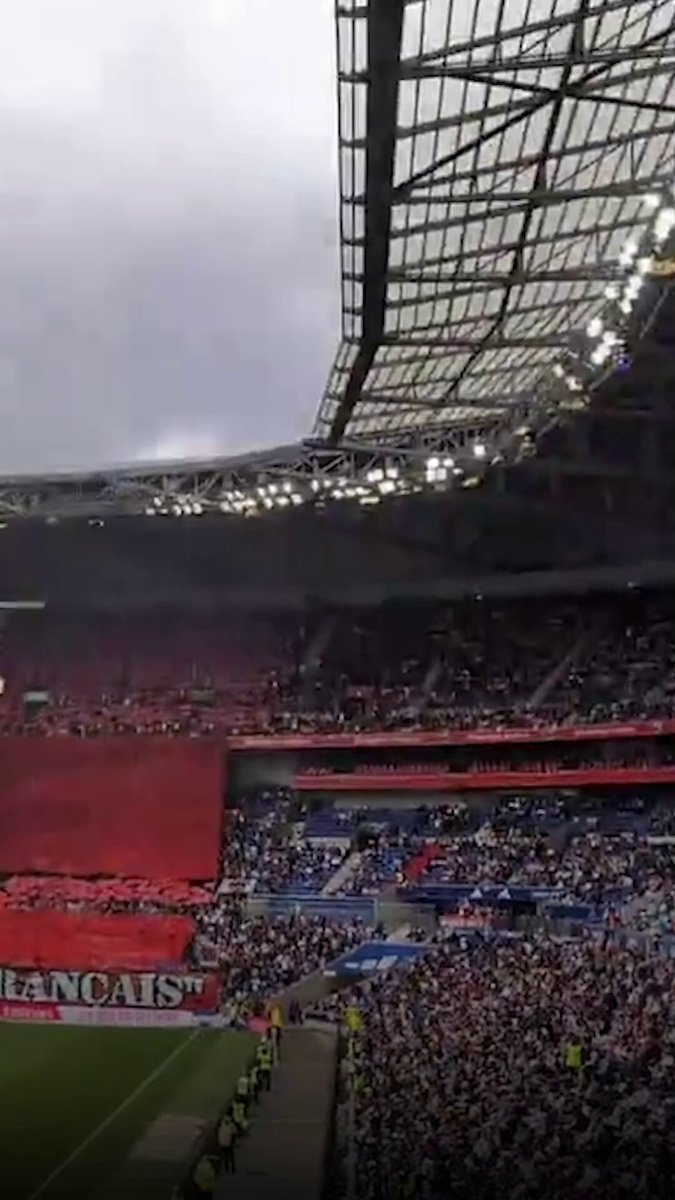 En marge de la rencontre entre l’Olympique Lyonnais et le RC Lens, les Bad Gones ont rendu hommage à l’armée française, avant le 8 mai.