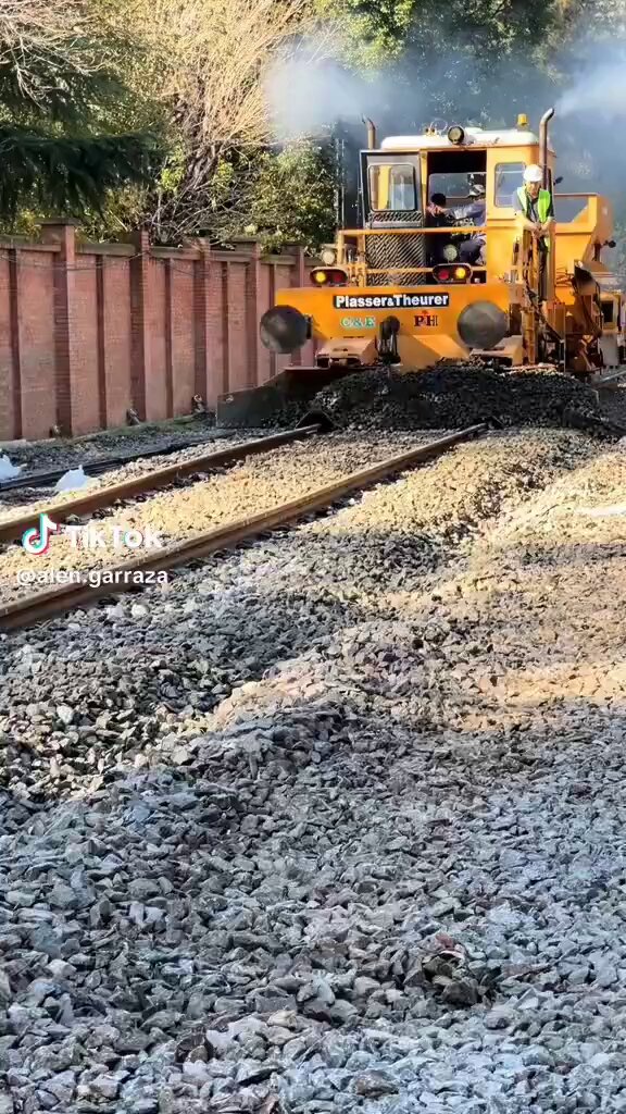 #TrenMitre continúa la renovación integral de vias en el ramal Tigre 🚧🚆🚦 En este caso se avanza en el sector de Olivos 🏗🚉 Desde mañana y hasta el 1 de junio servicio limitado Retiro- Victoria para así avanzar con las obras en el sector San Fernando- Tigre🟠