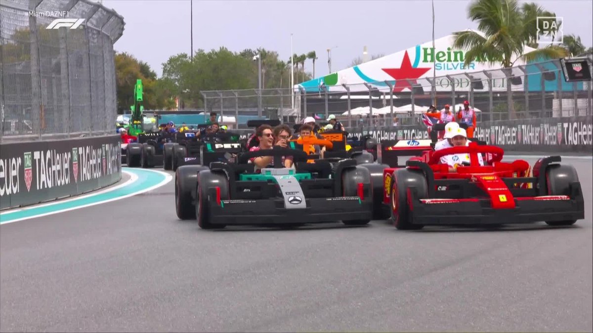 ¡UNA CARRERA DE F1 CON COCHES DE LEGO! NAH, ESTO ES UNA LOCURA 😍 #MiamiDAZNF1 🇺🇸