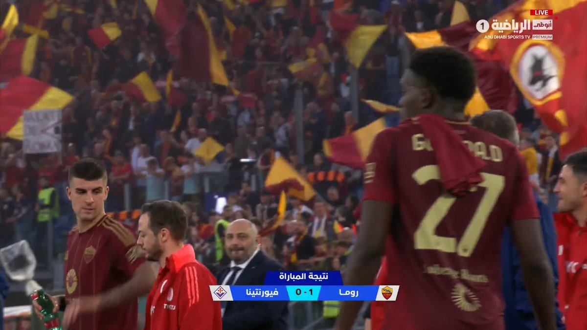 لمسة وفاء وإنسانية جميلة من جماهير روما للاعب فيورنتينا بوفي #روما_فيورنتينا #الدوري_الإيطالي 🇮🇹