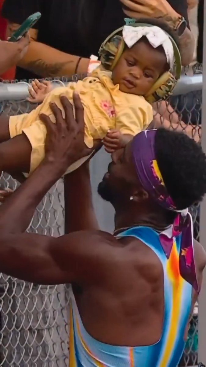 Kenny Bednarek getting handed a baby from the stands after winning the 100m in Miami ❤️ Kung Fu Kenny