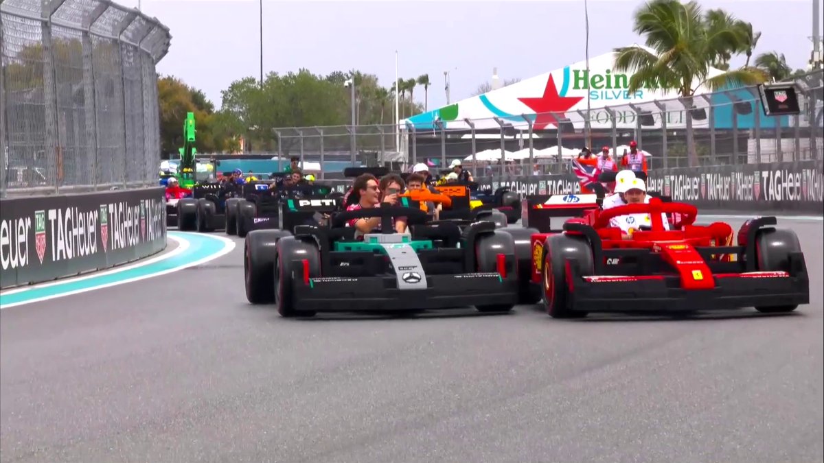Une parade très particulière à Miami 😁 Les deux pilotes Mercedes à deux doigts d'emboutir les deux pilotes Ferrari ! 😱 #MiamiGP #F1