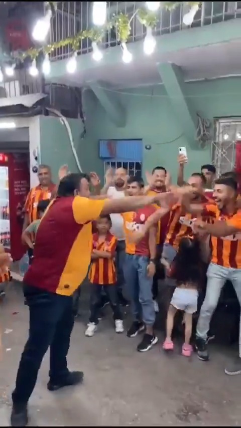 😂 Victor Osimhen'in klasik sevinç paylaşımının tam hâli.