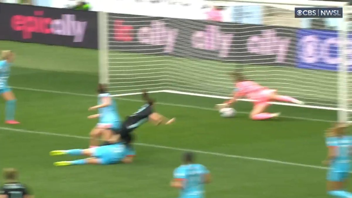 Alyssa Naeher saved her best save for the final seconds 👀
