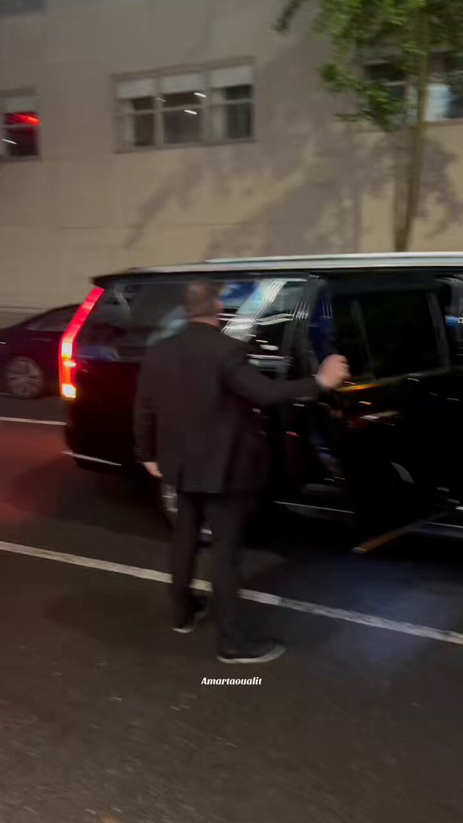 🚨FAMOSOS: A atriz Jenna Ortega foi vista chegando no hotel para se preparar para o Met Gala que acontece amanhã 05, em NY.