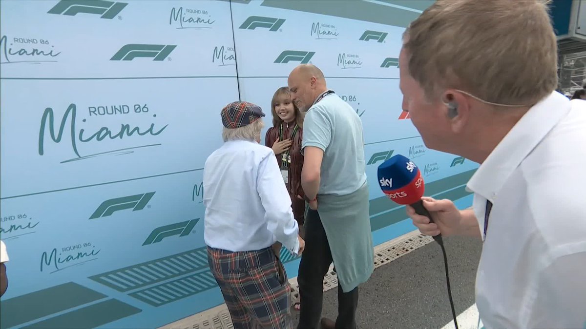 Martin Brundle once again recruiting Sir Jackie Stewart for grid walk help, this time to say hello to Lisa 🤝